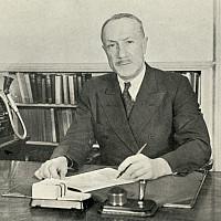 欧文·莫尔校长坐在中部学院准备1938年的宣传小册子.